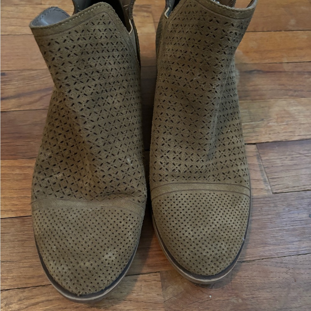 Size 8.5 Kensie Ankle Bootie Brown